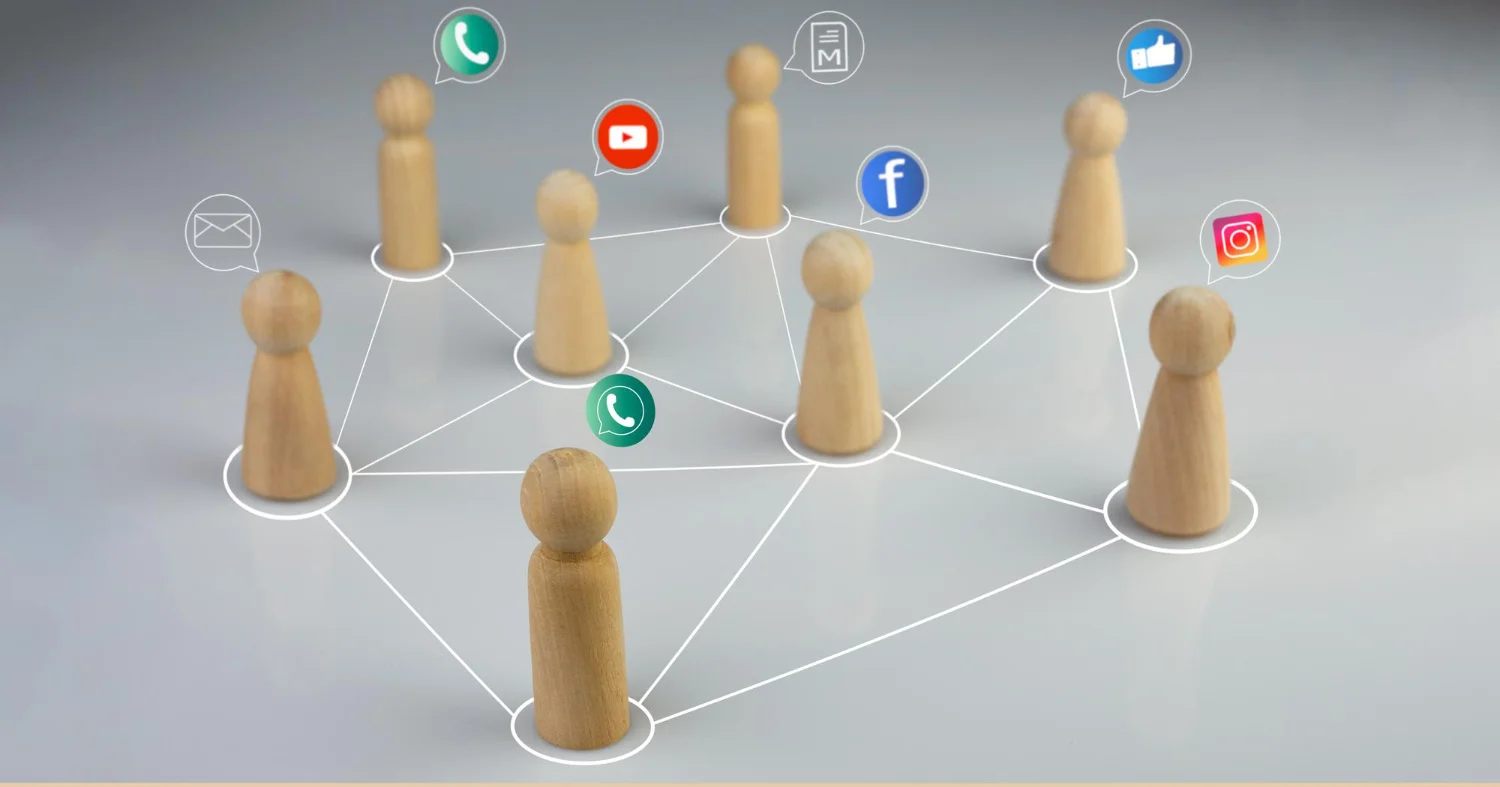 Photo wooden dolls standing in a row demonstrates the concept of modern communicationsocial media apps